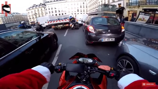 Elütött egy gyalogost! Elképesztő üldözést vett videóra a télapó Párizsban!