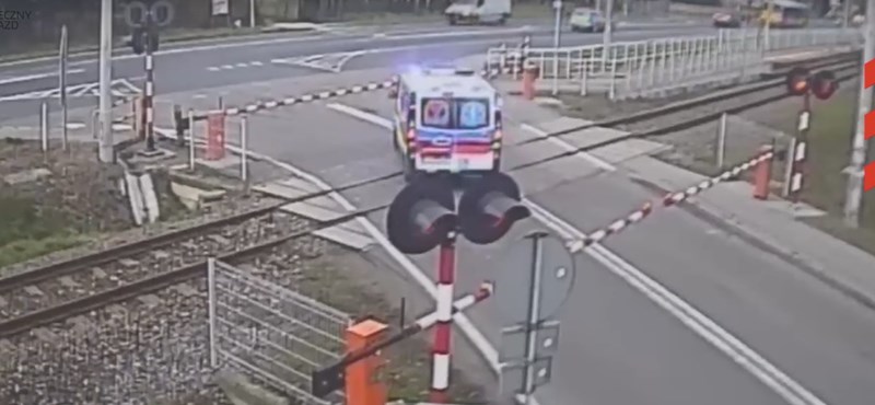 Sínekre hajtott a szirénázó mentőautó, de lecsukódott a sorompó – videó