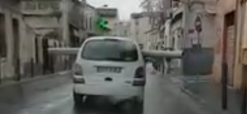 A nap videója: hatalmas csövet így még nem szállítottak városban személyautóval