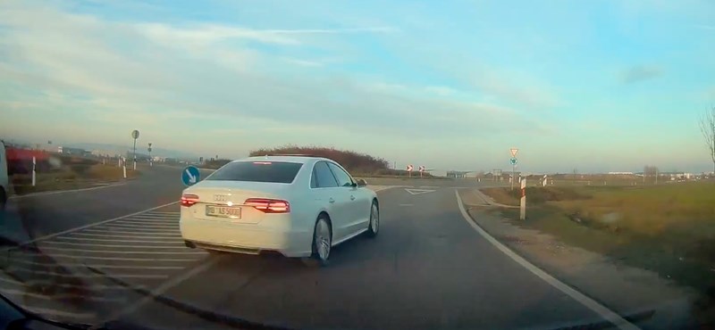 VIDEÓ: Ámokfutóként előzött az audis a budapesti körforgalomnál