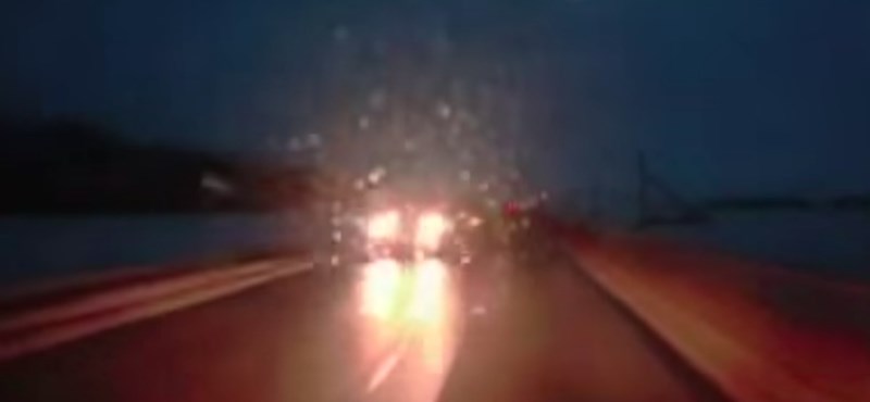 Videó: a semmiből tűnt fel, frontális baleset lett a vége – Észrevetted volna a közeledő autót?