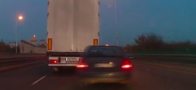 VIDEÓ: Szlalomozni próbált az autós a forgalomban, de csúnyán ráfázott