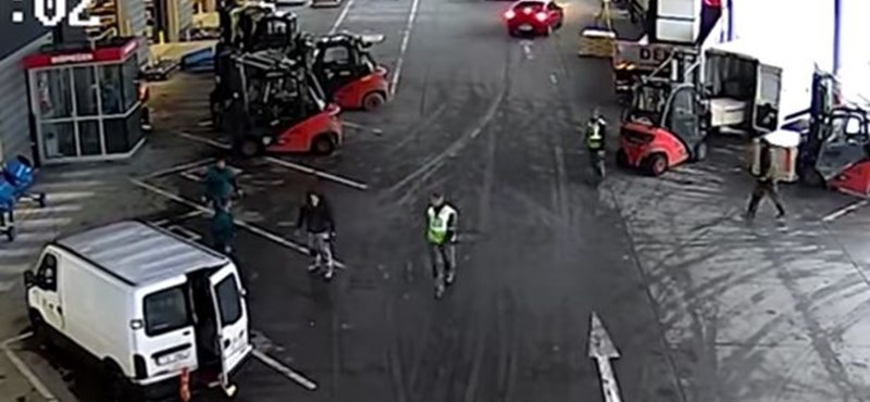 A hét rendőrségi videója, amikor targoncával kapták el a menekülő tolvajokat
