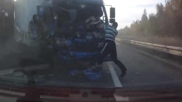 A világ legszerencsésebb autósa: nem hiszed el, hogy esett ki a szélvédőn – VIDEÓ