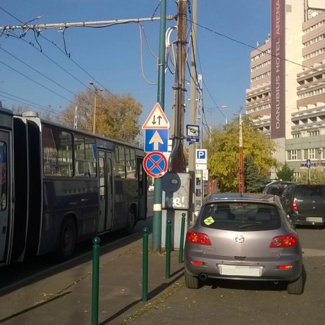 KRESZ-táblával szívatják az autósokat Pesten