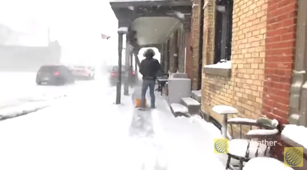 Élő adásban ütötte ki az oszlopot az autós