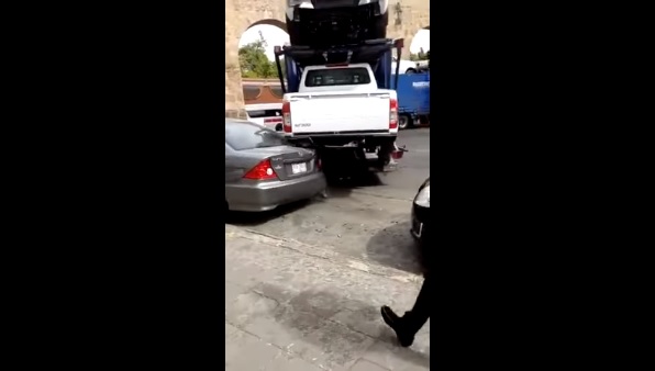 VIDEO: Így lehet egyetlen kanyarodással leszámolni egy rakás parkoló autóval