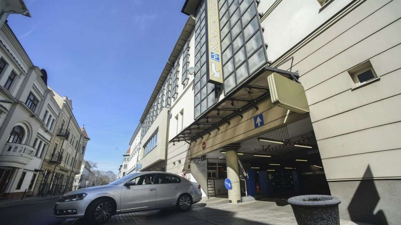 Mostantól figyelmeztetik a szabálytalan autósokat a győri parkolóházakban