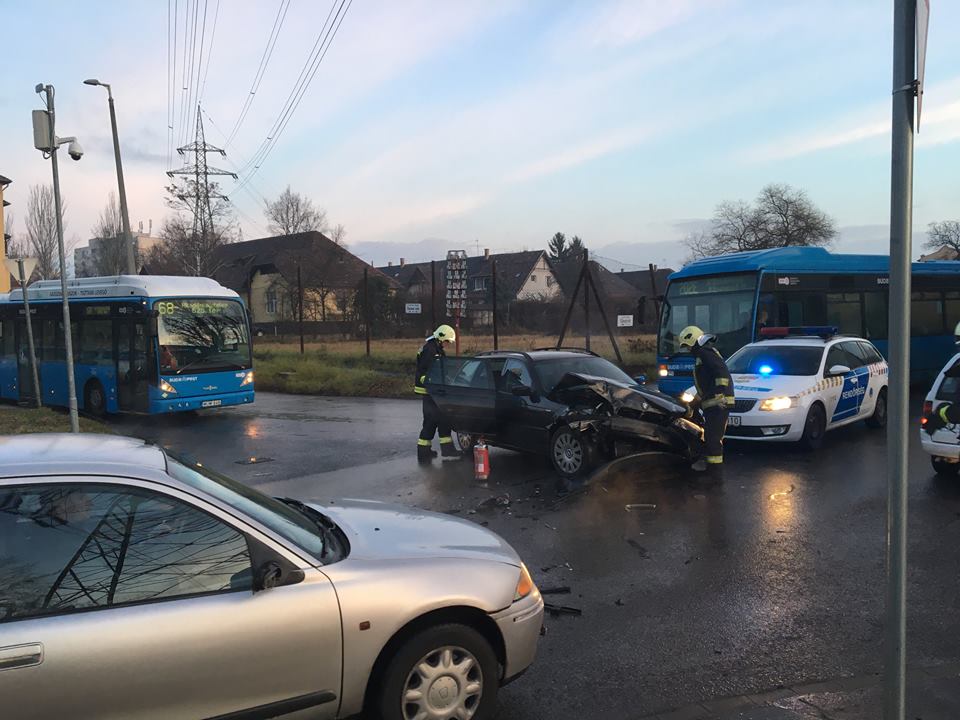 Baleset történt a X., Harmat utcában az Újhegyi útnál