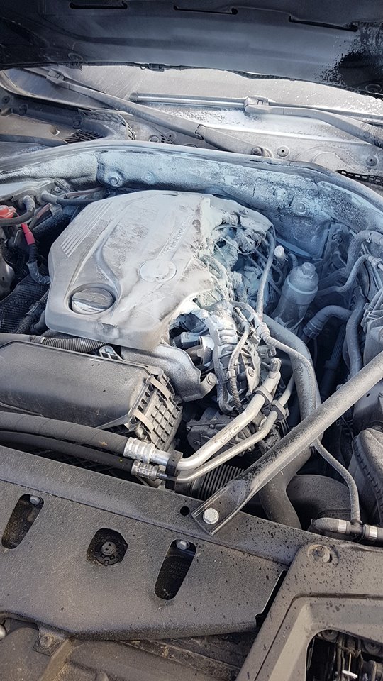 M3-ason lángoló BMW-n segített a kamionos