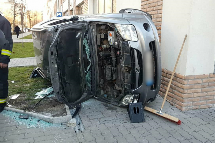 Felborult egy autó a 13. kerületben