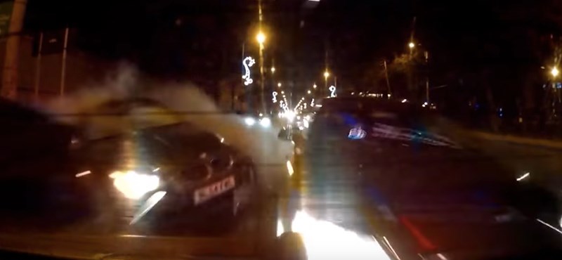 VIDEÓ: Rohamot kapott a sofőr vezetés közben, komoly baleset lett a vége