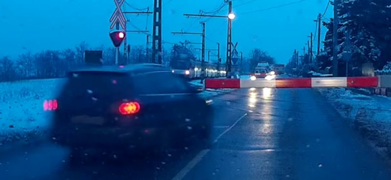 Videó: A pomázi autós, aki nem várja meg a sorompó felnyitását