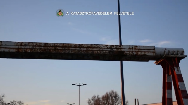 Videó: Leszakította egy kamion felépítményét a Ferihegyi repülőtérre vezető út magasságkorlátozó kapuja