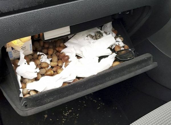 Nehezen váltott a kocsi, a kesztyűtartóban találta meg a hibát