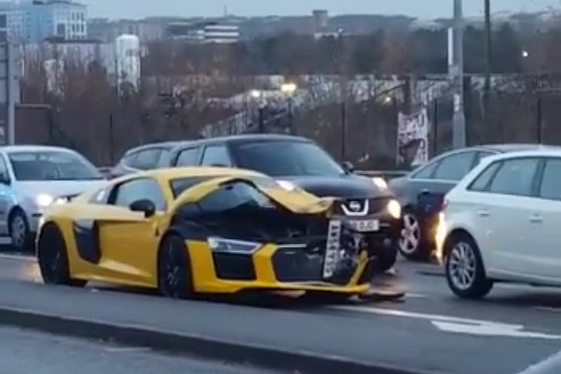 Behajtott egy SUV alá az Audi R8-as