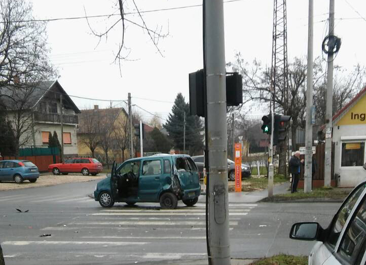Fotók: Vonuló tűzoltó ütközött a Suzukinak a 18. kerületben