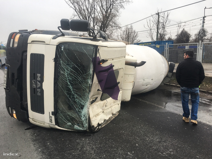 Felborult egy betonkeverő az Árpád fejedelem útján