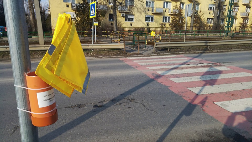 Zöld út, a Magyar Közút méltányosságból elengedte a zebrazászlók hatósági díját