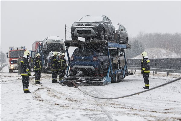 Fotók az M7-esen tegnap Keresztbe fordult trélerről
