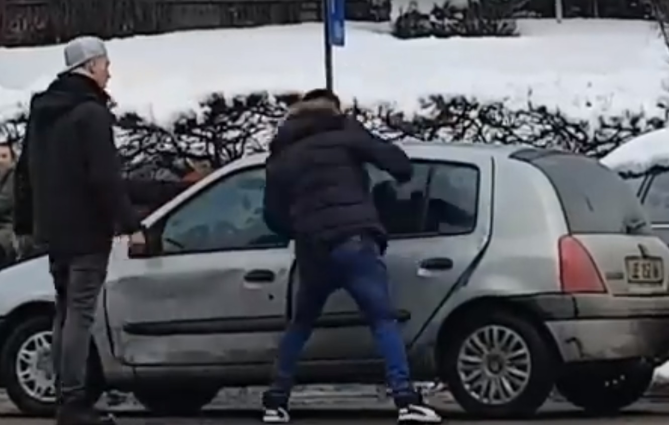 Barbár módon reagált egy koccanásra a 18 éves srác, ablakot tört, fenyegetőzött