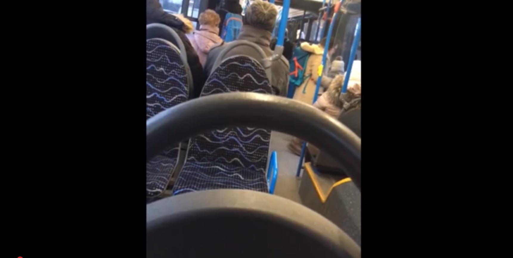 Járjunk tömegközlekedéssel mi? Hatalmas lyuk tátongott a 45-ös busz padlóján!