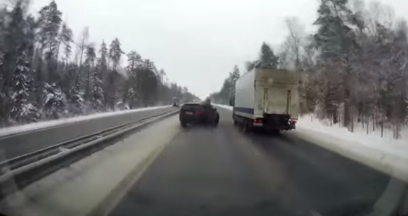 El az utamból! Az én autómnak nem számítanak az útviszonyok