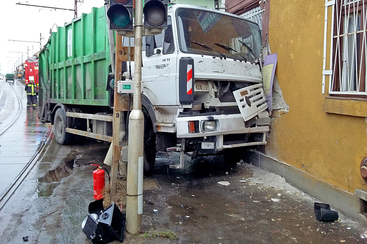 Fotók: Kukásautó csapódott a szépségszalonba Pesterzsébeten
