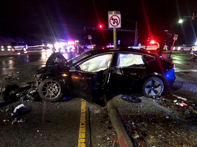 96 km/h-val ütközött a Tesla, de az utasoknak nem ez volt a legnagyobb problémájuk