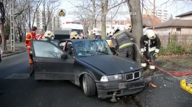 Fának csapódott egy személyautó a 14. kerületi Miskolci utcában vasárnap napközben