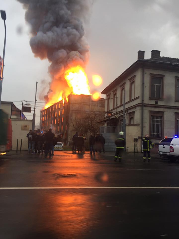 Hatalmas tűz egy soroksári úti raktárban.