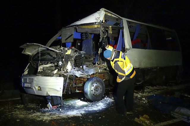 Kisbusz és teherautó ütközött a 44-esen, kilencen megsérültek