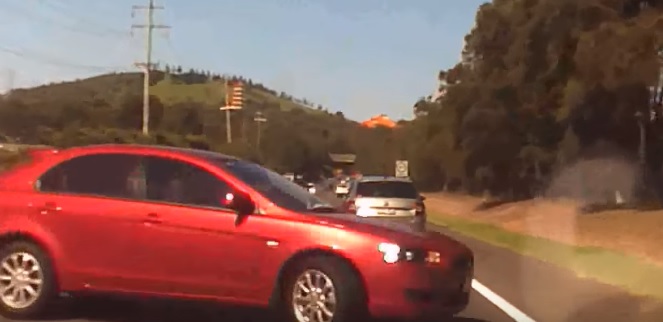 Keresztbefordult autójával az autópályán a 93 éves sofőr