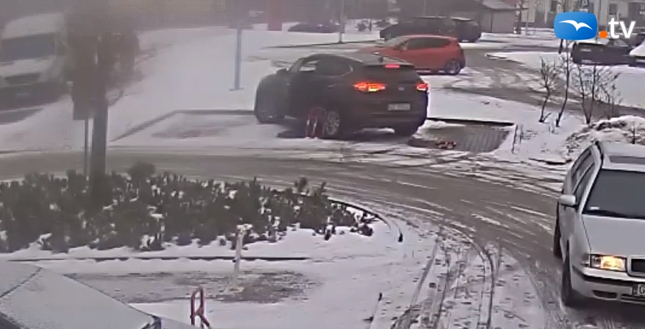 VIDEÓ: Ennyi ésszel meg is ölheted magad parkolás közben