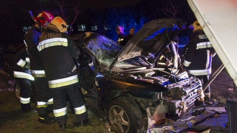 Fotók: Roncsba szorult utasokat mentettek Kőbányán