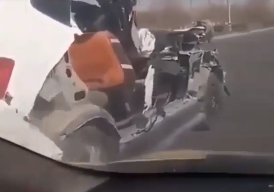 Akár a válótársak főcíméből is kigurulhatott volna. A fél autó is autó!