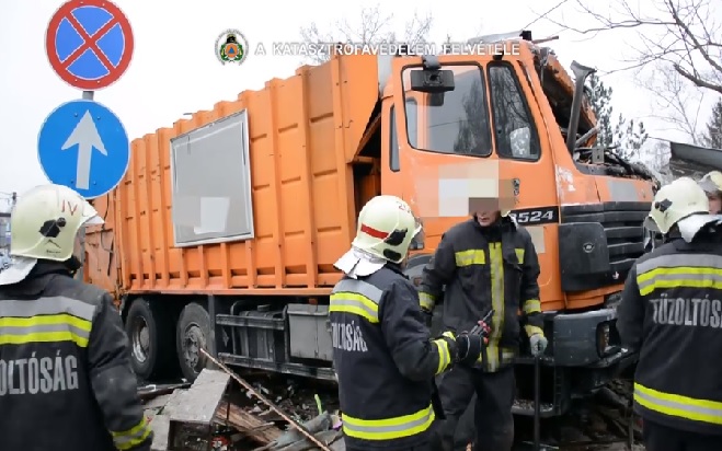 Így mentették hőseink a virágboltba csapódott kukásautó söfőrjét