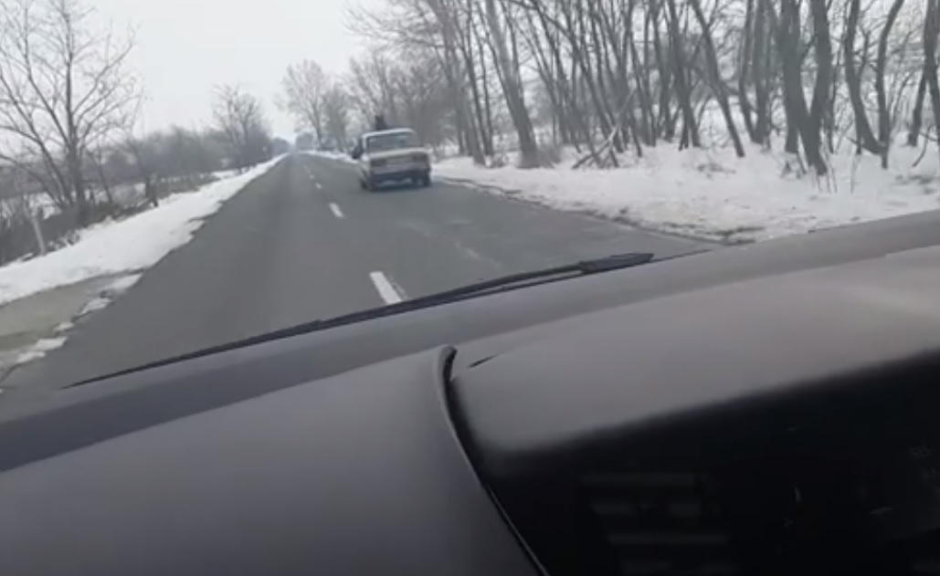 VIDEÓ, nem a múltból! Lóval húzták a Ladát Csongrádban