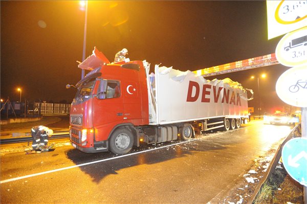 Fotók: Beszorult a magasságkorlátozó alá egy kamion a Ferihegyi repülőtérre vezető úton