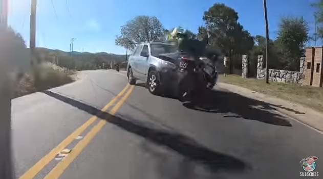 Benézte a kanyart, elcsapta a motorost