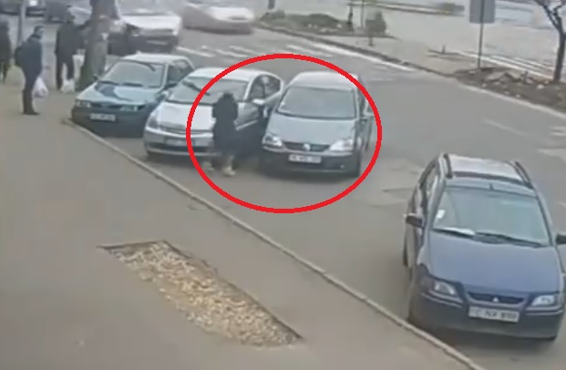 Videó: Letört ajtó, fura manőverek. Ismét egy parkolásból jelesre vizsgázó sofőr