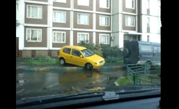 Ülj le egyes! Mutatjuk talán mindenidők legrosszabb sofőrjét