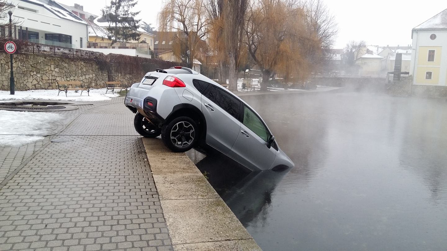 A szomjas Subaru megvan? Ritka baleset a Balaton mellett