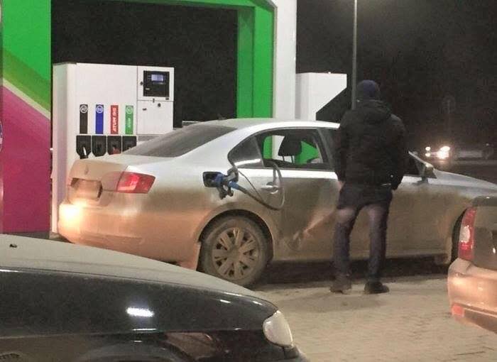 A nap fotója! Keresztül húzta a tankpisztolyt az utastéren, így tankolta meg autóját