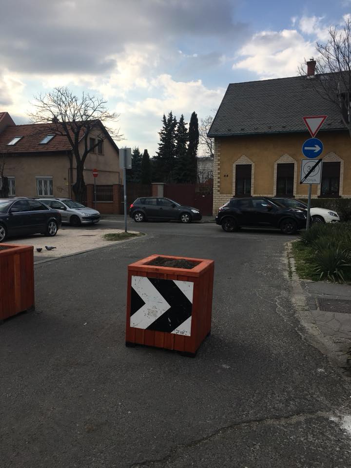 Barikád van, behajtani tilos nincs a kispesti uszodánál