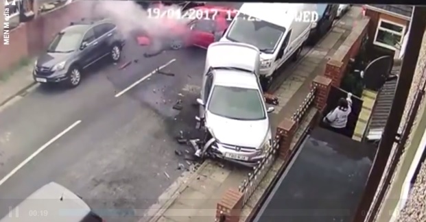Videó: Parkoló autóba csapódott járművével egy férfi, elképesztő trükkel akart kibújni a felelősség alól