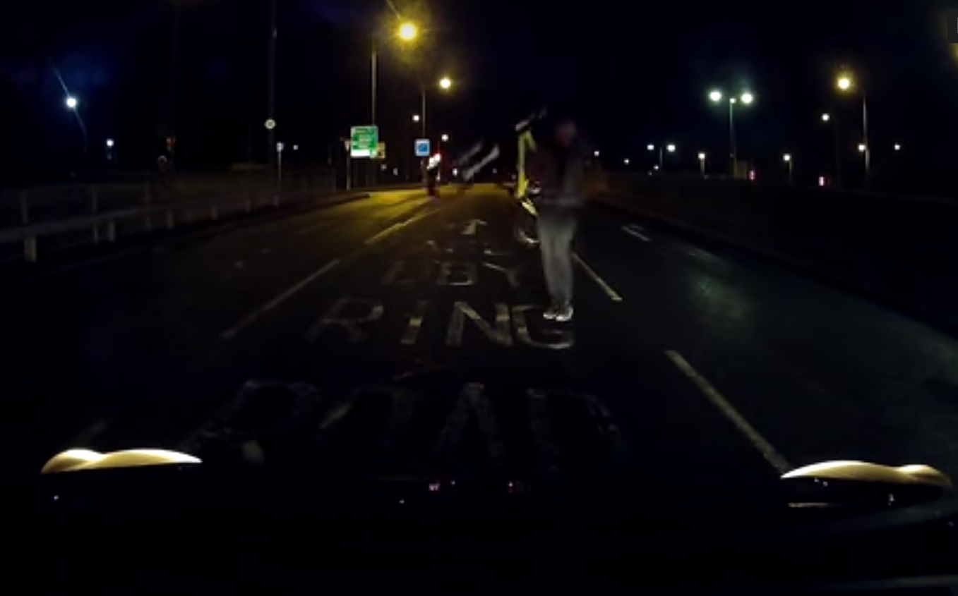VIDEÓ: Amatőr, idióta, csaló kerékpáros, aki lehúzna egy kis pénzzel