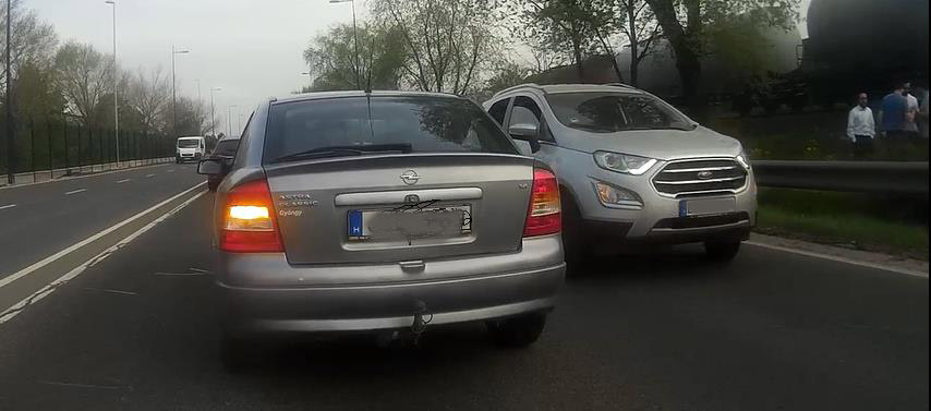 Tényleg így parkolt valaki a Reptérre vezető 2X2 sávoson???