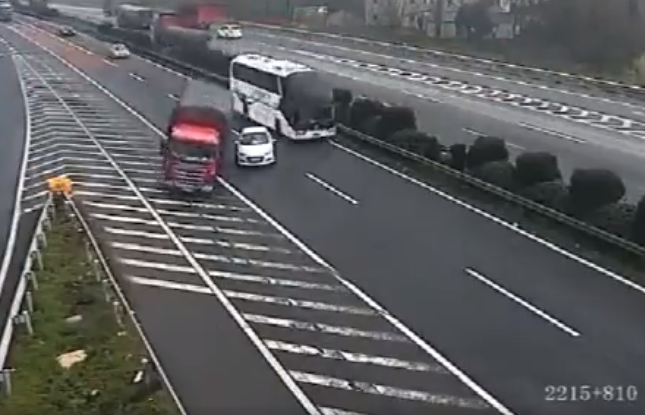 VIDEÓ: Tömegkatasztrófát okoz, majd simán lelép