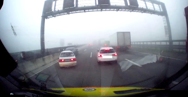 Videó: Balesethez igyekvő mentős elött fékezett a rutintalan sofőr! Ütközés lett a vége